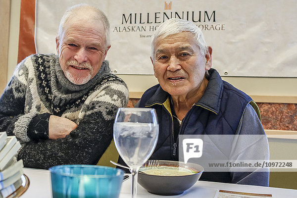 Jeff King teilt seinen Millenium Hotel First Musher to the Yukon Dinner Award mit Paddy Nollner in Galena während des Iditarod 2015