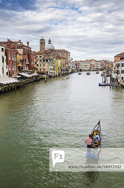 Eine Gondel fährt den Canal Grande hinunter; Venedig  Italien'.