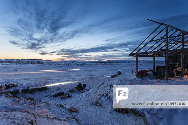 Scott Janssen checkt am frühen Morgen am Unalakleet-Kontrollpunkt während des Iditarod 2015 ein