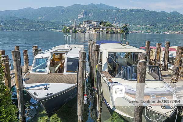 Boote in einem Hafen am Orta-See; Orta  Piemont  Italien