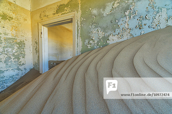Treibsand füllt die Räume eines verlassenen Hauses; Kolmanskop  Namibia'.