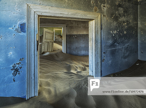 Treibsand füllt die Räume eines bunten  verlassenen Hauses; Kolmanskop  Namibia'.