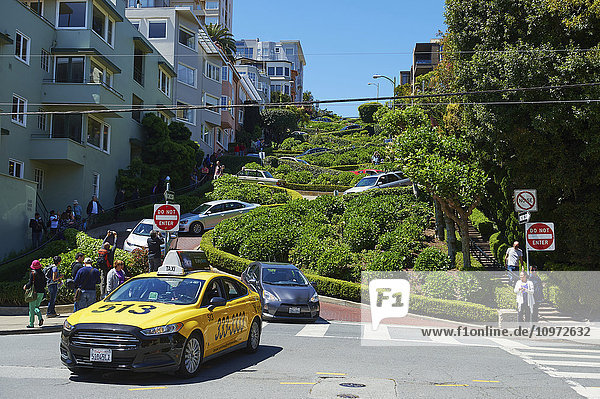 Lombard Street  ein steiler  einen Block umfassender Abschnitt mit acht Haarnadelkurven; San Francisco  Kalifornien  Vereinigte Staaten von Amerika'.