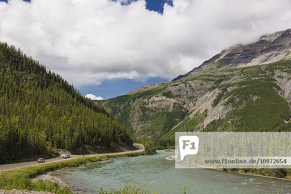 Verkehr auf dem Alaska Highway entlang des Toad River  Muncho Lake Provincial Park  British Columbia  Kanada  Sommer
