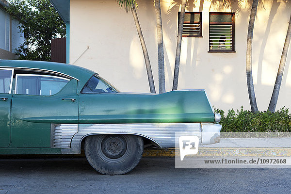 Oldtimer-Cadillac vor einem Haus geparkt; Varadero  Kuba'.