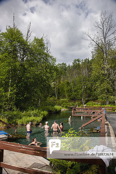 Touristen in den Becken der Liard River Hot Springs  British Columbia  Kanada