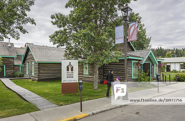 Mutter und Tochter erkunden das Old Log Church Museum  Whitehorse  Yukon Territory  Kanada  Sommer