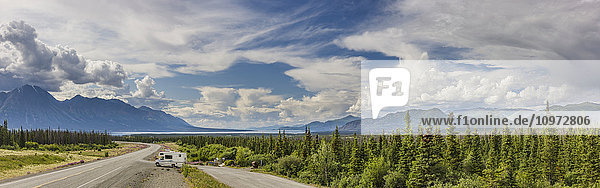 Panoramablick auf den Alaska Highway und den Kluane Lake in der Ferne  Yukon Territory  Kanada  Sommer