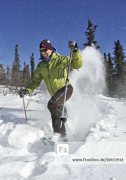 Mann beim Schneeschuhwandern  Inneres Alaska nördlich von Fairbanks  Winter