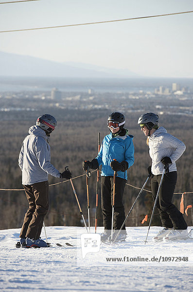 Freunde auf dem Gipfel des Hilltop-Skigebiets in Anchorage  Alaska