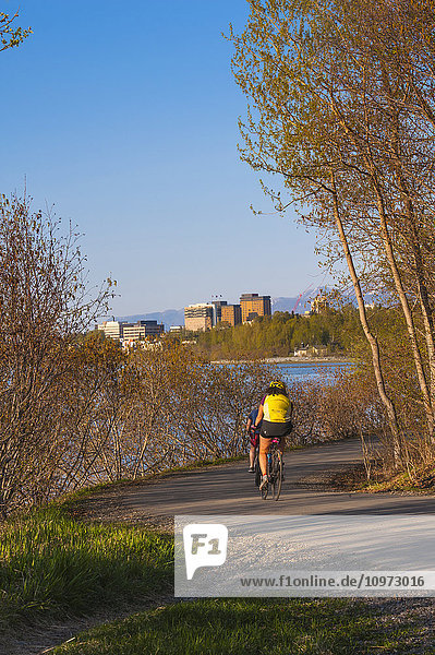 Radfahrer auf dem Tony Knowles Coastal Trail in der Nähe des Stadtzentrums von Anchorage  Alaska  Frühling