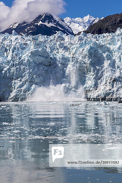 Blick auf das Eis  das von der Wand des Margerie-Gletschers kalbt  Glacier Bay National Park  Südost-Alaska  Sommer.