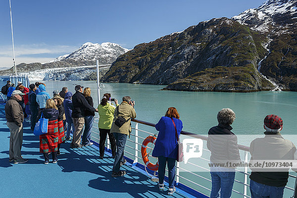 Besucher an Bord eines Pacific Princess-Kreuzfahrtschiffs betrachten den Margerie-Gletscher und die Fairweather Mountains in der Bucht von Tarr im Glacier Bay National Park im Südosten Alaskas