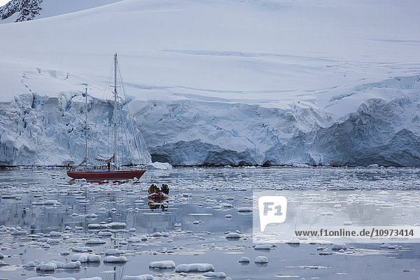 Segelboot und Zodiac bei Port Lockroy  Antarktische Halbinsel; Antarktis'.