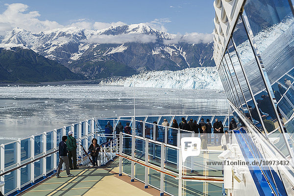 Touristen betrachten den Hubbard-Gletscher vom Deck des Kreuzfahrtschiffs Coral Princess  Disenchantment Bay  St. Elias Mountains  Südost-Alaska