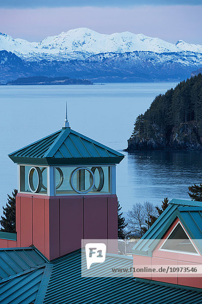 Blick auf die Chiank Bay durch die Kuppel des Providence Kodiak Island Medical Center (PKIMC)  Südwest-Alaska