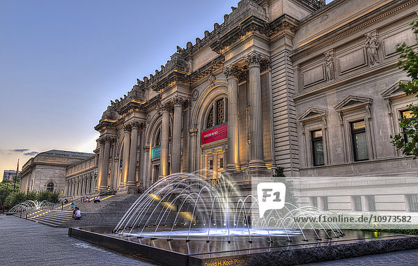 Metropolitan Museum of Art (MET) in der Dämmerung; New York City  New York  Vereinigte Staaten von Amerika'.