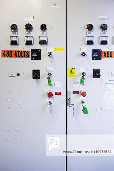 Knöpfe und Schalter auf der Schalttafel eines Dieselgenerators  Elektrizitätswerk  St. Paul Island  Südwest-Alaska  USA  Sommer
