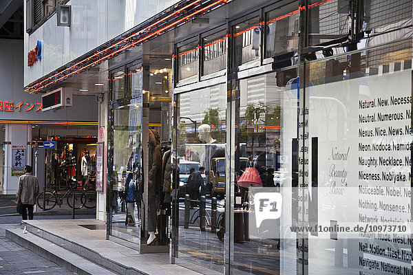 Schaufenster eines Einzelhandelsgeschäfts; Tokio  Japan'.