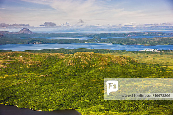 Luftaufnahme der felsigen Hügel hinter der Stadt Sand Point  Popof Island  Südwest-Alaska  USA  Sommer'.