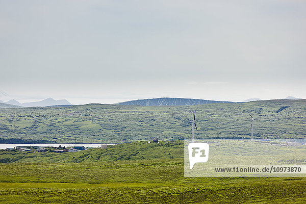 Zwei Windturbinen über der Stadt Sand Point  Sand Point  Popof Island  Südwest-Alaska  USA  Sommer'