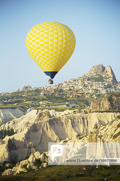 Ballonfahrt über den Goreme-Nationalpark; Kappadokien  Türkei'.