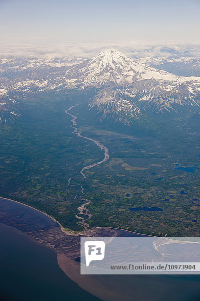 Luftaufnahme eines Flusses  der zu einem schneebedeckten Bergsporn führt  Chigmit Mountains  Cook Inlet  Southcentral Alaska  USA.