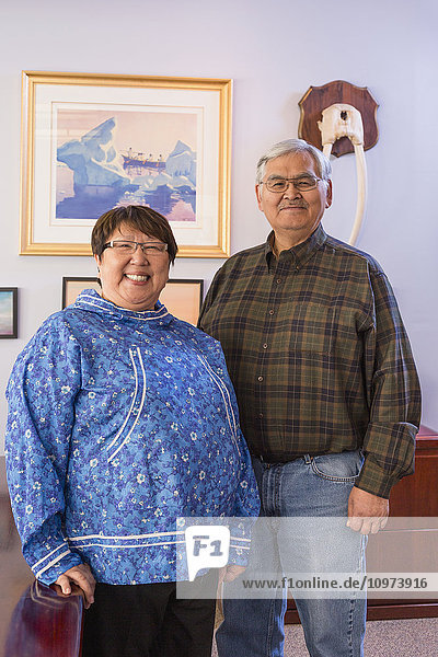 Porträt von Charlotte Brower  Bürgermeisterin des North Slope Borough  und Jake Adams  Chief Administrative Officer  Barrow  North Slope  Arctic Alaska  USA'.