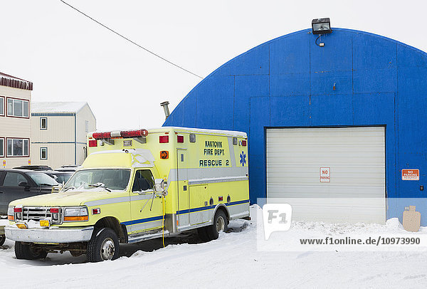 Außenansicht des Gebäudes des North Slope Borough Police Department mit einem daneben geparkten Krankenwagen  Barrow  North Slope  Arctic Alaska  USA  Winter'.