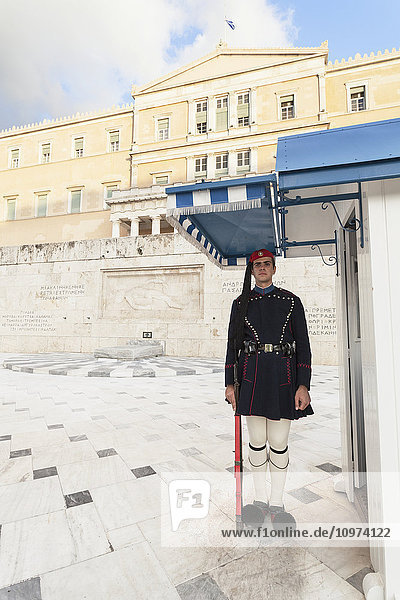 Hellenisches Parlament  das Parlament von Griechenland  im Parlamentsgebäude mit Blick auf den Syntagma-Platz; Athen  Griechenland'.