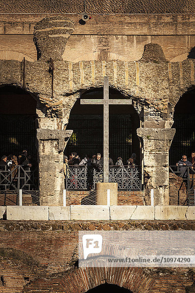 Kreuz am Kolosseum; Rom  Italien'.