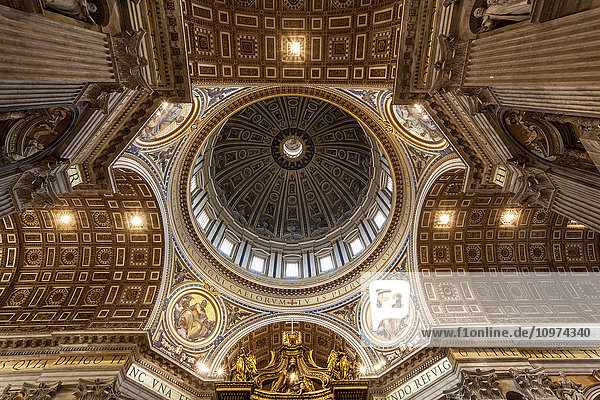 Verschnörkelte Decke über dem päpstlichen Altar  Petersdom; Rom  Italien'.