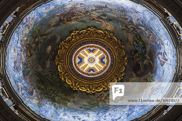 Bemalte Kuppeldecke im Petersdom; Rom  Italien'.