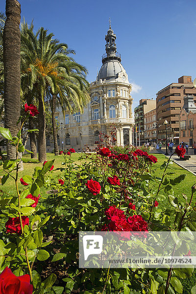 Karthagisches Rathaus an der Küste von Murcia mit blühenden Blumen im Vordergrund; Cartagena  Spanien'.