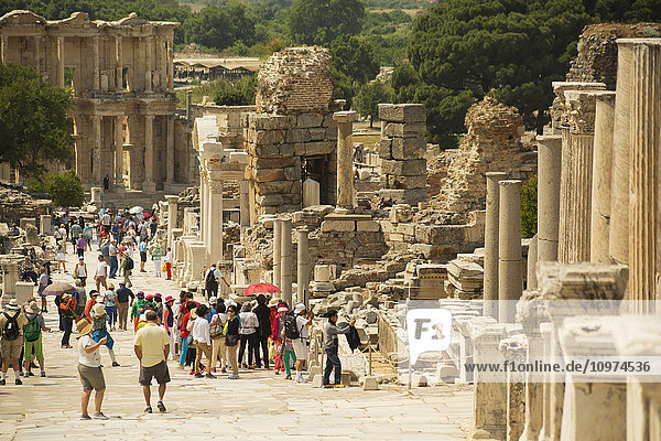 Touristen  die auf der Curetes-Straße zur Bibliothek des Celsus gehen; Ephesus  Türkei