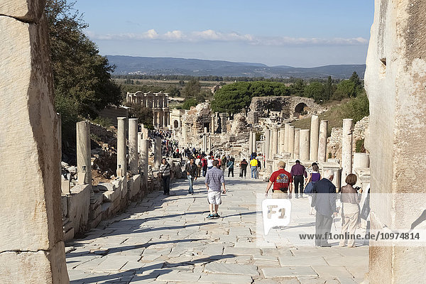 Touristen an der Ruinenstätte der Curetes-Straße und des Herkules-Tors; Ephesus  Izmir  Türkei'.