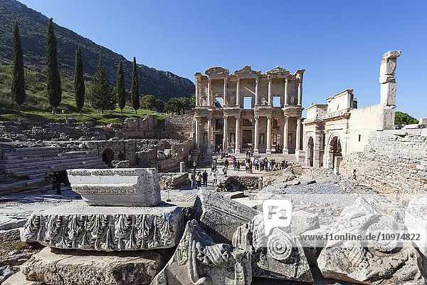 Touristen an den Ruinen der Celsus-Bibliothek  einer monumentalen Grabstätte für Gaius Julius Celsus Polemaeanus; Ephesus  Izmir  Türkei'.