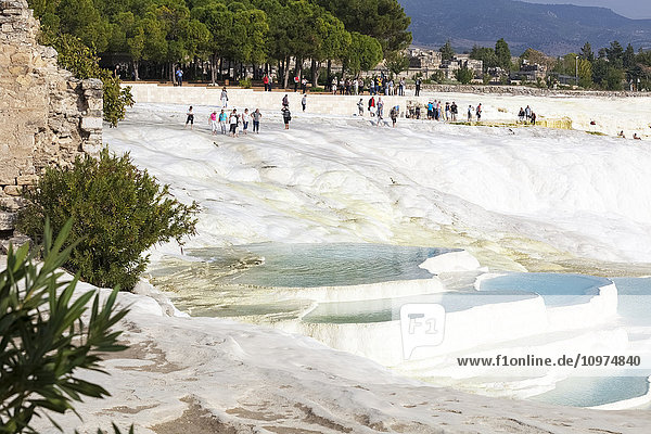 Touristen an den mineralreichen Pools und heißen Quellen; Pamukkale  Türkei'.