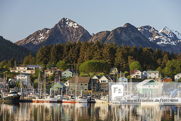 Blick auf Boote im Hafen von Sitka und Häuser und die Sisters Mountains im Hintergrund  Sitka  Südost-Alaska  Sommer