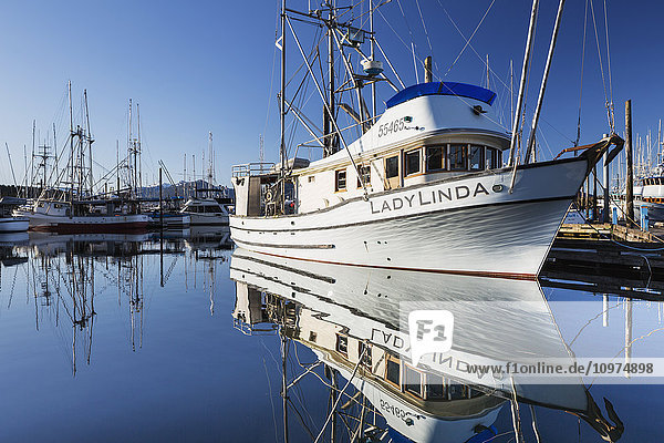 Das im Hafen von Sitka vertäute Fischerboot LadyLinda spiegelt sich an einem klaren Tag im ruhigen Wasser  Sitka  Südost-Alaska  USA  Sommer