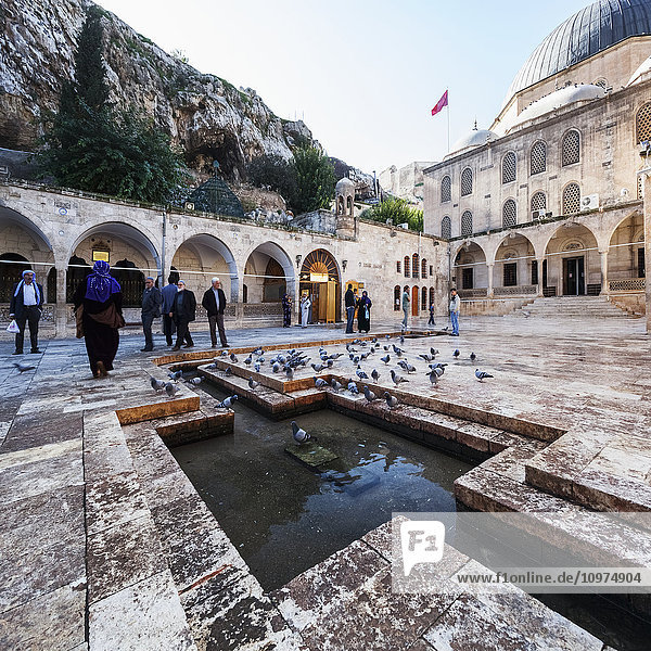 Touristen in der Abrahamskammer; Sanliurfa  Türkei'.