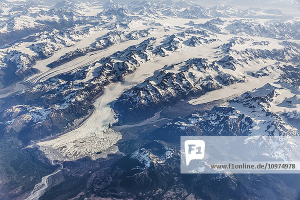 Luftaufnahme von schneebedeckten Bergen und Gletschern in der Coastal Range  Südost-Alaska  USA  Sommer