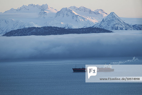 Blick auf die Kenai Mountains über die Kachemak Bay mit einem Öltanker im Vordergrund  Süd-Zentral-Alaska  Winter