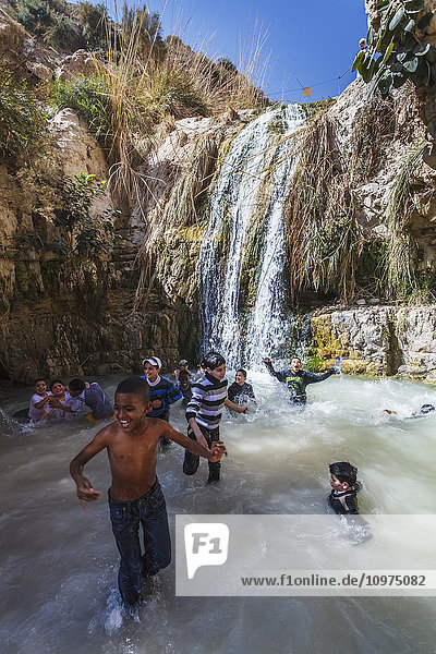 Kinder spielen in einem Wasserfall und einem Pool; Ein Gedi  Israel'.