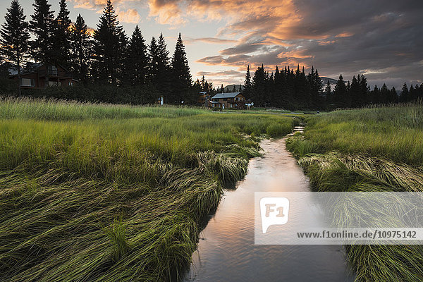 Sonnenuntergang über einem Sumpf in der Nähe der Silver Salmon Creek Lodge  Lake Clark National Park & Preserve  Süd-Zentral-Alaska