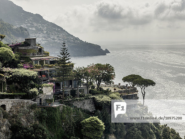Stadt an der Amalfiküste; Positano  Kampanien  Italien'.