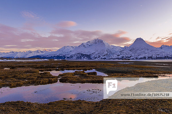 Blick auf die Chugach-Berge bei Sonnenuntergang  die sich im Wattenmeer bei Valdez spiegeln  Süd-Zentral-Alaska  Winter