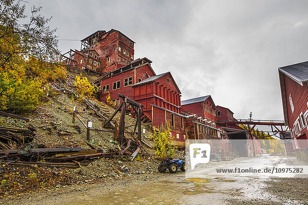 Blick auf die Hauptstraße durch die Kennicott Mine und das Mühlengebäude an einem regnerischen Herbsttag  Kennecott Mines National Historic Landmark  Southcentral Alaska