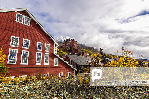 Der Porphyrberg erhebt sich hinter dem Mühlengebäude der Kennicott-Mine  Kennecott Mines National Historic Landmark  Southcentral Alaska