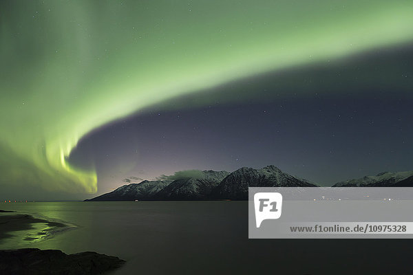 Aurora Borealis tanzt über den Chugach Mountains und dem Turnagain Arm  Kenai Peninsula  Southcentral  Alaska